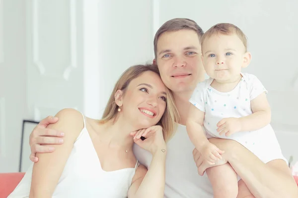居心地の良い家で両親と赤ちゃん 健康な若い家族のお母さんお父さんと赤ちゃん 幸せ笑顔 — ストック写真