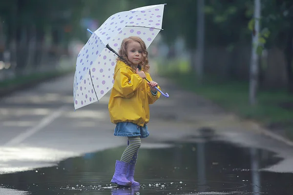 傘を持つ小さな女の子 小さな子供 雨の秋の散歩 傘を持つ濡れ天候の子供 — ストック写真