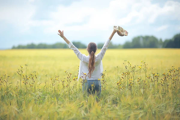 Flicka Vuxen Fält Hatt Lycka Europeisk Landskaps Flicka Fält Stråhatt — Stockfoto