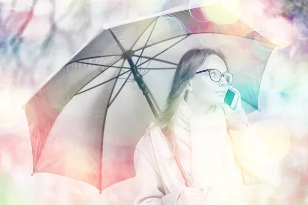 Mulher Falando Telefone Outono Chuva Outono Mensagem Meteorológica Sobre Chuva — Fotografia de Stock