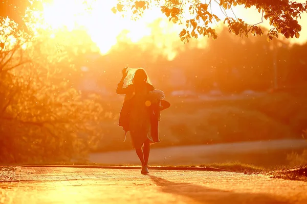 Soleil Coucher Soleil Silhouette Chapeau Fille Modèle Dans Une Robe — Photo