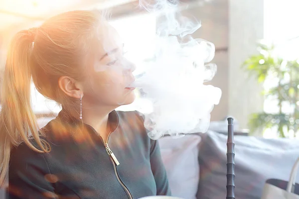 Menina Fuma Narguilé Bar Fumar Saúde Cigarros Modernos Vape — Fotografia de Stock