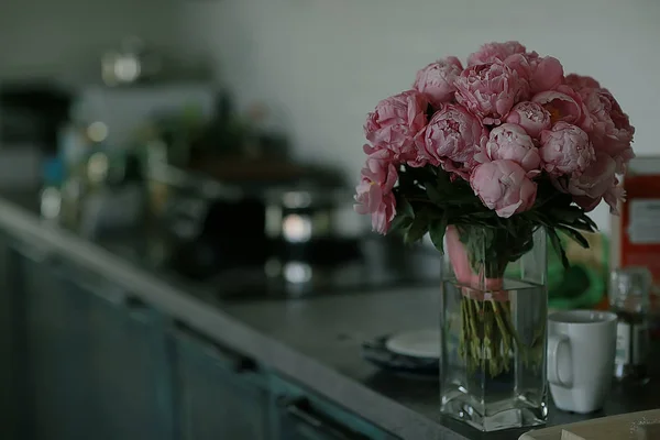 분홍색 아름다운 집에서 꽃다발의 꽃다발 — 스톡 사진
