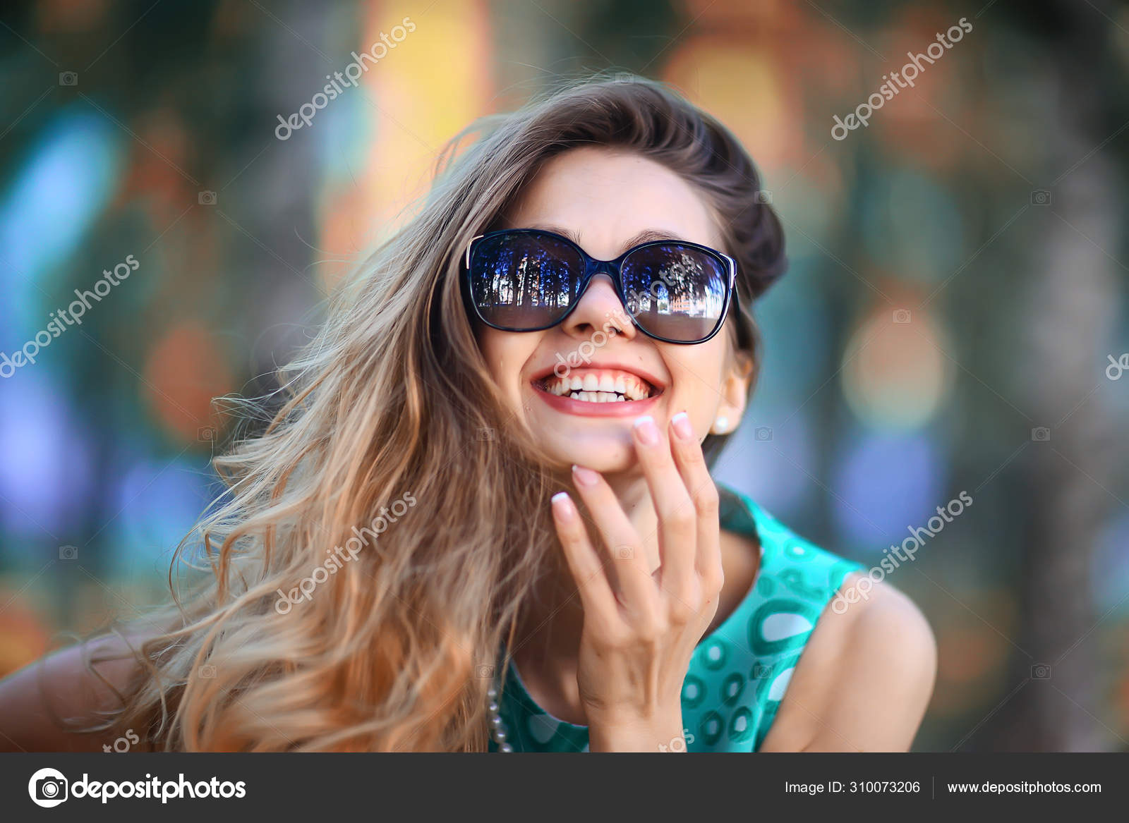 Alegre Rubia Gafas Sol Joven Hermosa Chica Gafas Sol Mujer: fotografía de  stock © xload #310080324