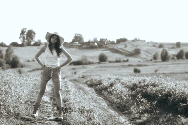 genç mutlu avrupa modeli / yaz tatili, yaz manzara doğada bir yürüyüş, tek başına yetişkin bir kız