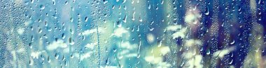 pencere bulanık arka plan dışında yağmurlu bir günde yaz yağmur ıslak cam / soyut arka plan manzara