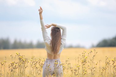 sonbahar alan kız sağlık / güzel genç model, bir yaz alanında manzara, sevimli mutlu model