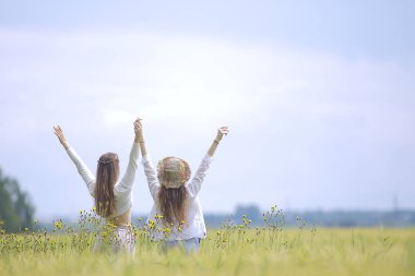 arkadan anonim kız alan görünümü / mutluluk özgürlük neşeli kız ruh hali yaz tatili