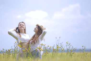 bir sonbahar alanında mutluluk iki kız arkadaş / iki genç kadın bir alanda sarılma, mutluluk dostluk