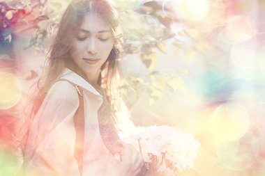 şehirde çiçek ile mutlu kız / yaz fotoğraf genç güzel kız bir şehir sokakta çiçek bir buket tutan