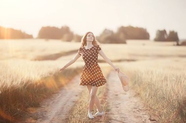 buğday tarlası yaz manzara, mutlu genç model / özgürlük ve rahatlama kavramı yaz ve sonbaharda