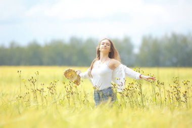 sonbahar alan kız sağlık / güzel genç model, bir yaz alanında manzara, sevimli mutlu model