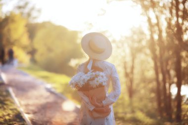 arkadan bir hasır şapka görünümünde romantik kız / model kız yaz pozlar, turist mutluluk