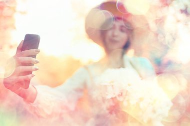 yaz selfie kız turist / gadget genç model, fotoğraf yapar, turistik gezi dinlenme