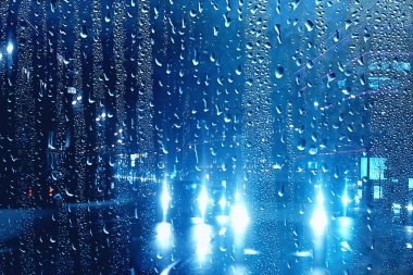 şehirde cam oto yol yağmur sonbahar gecesi / soyut sonbahar arka plan damla, oto trafik, araba ile romantik yolculuk