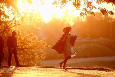güneş günbatımı siluet şapka kız / model bir yaz akşam elbisesi, güneş siluet güzel bir tam uzunlukta model