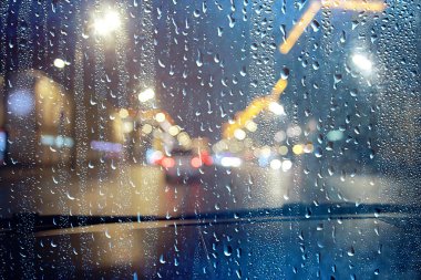 şehirde cam oto yol yağmur sonbahar gecesi / soyut sonbahar arka plan damla, oto trafik, araba ile romantik yolculuk