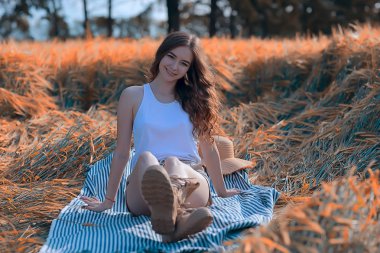 genç mutlu avrupa modeli / yaz tatili, yaz manzara doğada bir yürüyüş, tek başına yetişkin bir kız