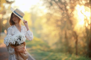 bir elbise yaz günü, mutluluk kadın genç model bir hasır şapka mutlu romantik kız