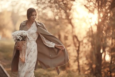 kız çiçek bir buket tutan parkta bir yürüyüş / romantik genç güzel sevimli model, aşk duyguları hediye