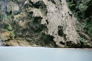 ungle şelale filipinler / nehir kayalardan düşüyor, Filipin adalarında şelale, Asya'da turizm