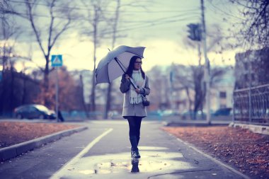 kız şemsiye orman manzara / sonbahar görünümü şehir parkı şemsiyesi ile genç kadın