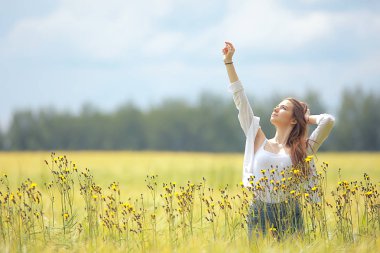 sonbahar alan kız sağlık / güzel genç model, bir yaz alanında manzara, sevimli mutlu model