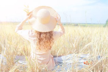 arkadan hasır şapka mutluluk görünümü / arkadan kız yaz görünümü, mutluluk genç güzel kavramı