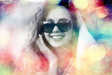 güneş gözlüğü neşeli sarışın / genç güzel kız, güneş gözlüğü, kadın yaz bakmak