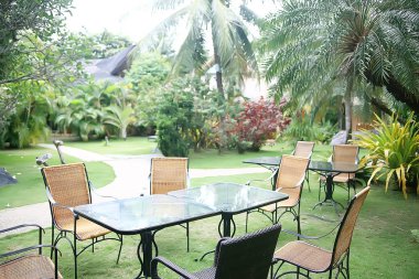 otel şezlong havuzu / tropikal otelde dinlenme, rahat dinlenme, rekreasyon