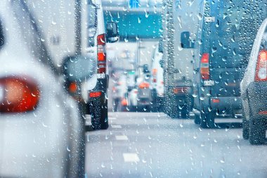 şehirde cam oto yol yağmur sonbahar gecesi / soyut sonbahar arka plan damla, oto trafik, araba ile romantik yolculuk