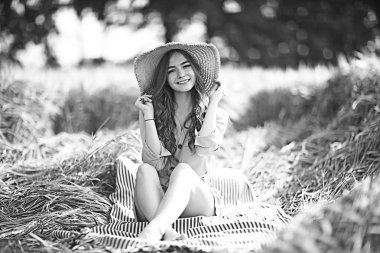 genç mutlu avrupa modeli / yaz tatili, yaz manzara doğada bir yürüyüş, tek başına yetişkin bir kız