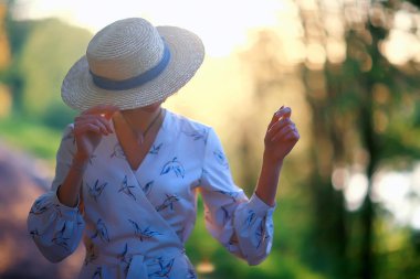 bir elbise yaz günü, mutluluk kadın genç model bir hasır şapka mutlu romantik kız