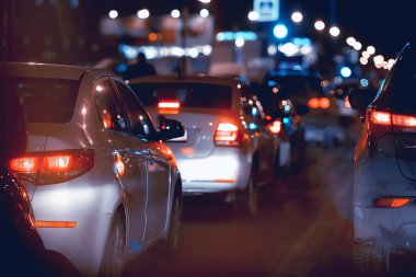 karayolu gece / kentsel özel ulaşım kavramı, yolda araba trafik sıkışıklığı