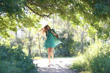 güneş gözlüğü neşeli sarışın / genç güzel kız, güneş gözlüğü, kadın yaz bakmak