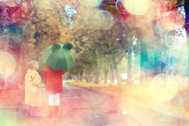 erkek ve kız kardeşi parkta bir şemsiye altında / erkek ve kız sonbahar parkta, ormanda çocuklar sonbaharda yürümek