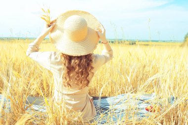 arkadan hasır şapka mutluluk görünümü / arkadan kız yaz görünümü, mutluluk genç güzel kavramı