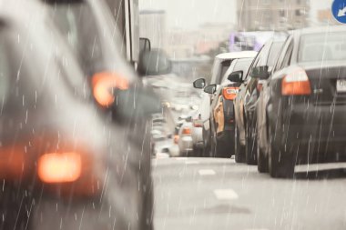 karayolu üzerinde şehirde yağmur yolu trafik sıkışıklığı / soyut arka plan yağmur damlaları, araba stres sonbahar