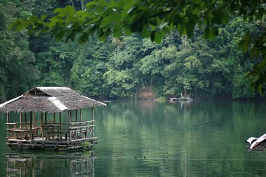 gölde manzara, filipin adaları / yüzen bir ev ile tropikal yanardağ gölü