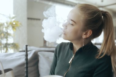 kız barda bir nargile içiyor / sigara, sağlık, modern sigara vape