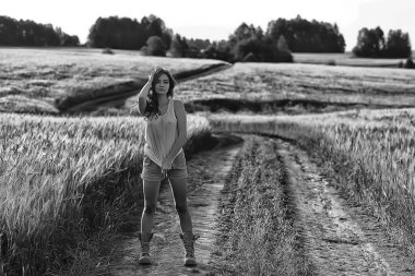 genç mutlu avrupa modeli / yaz tatili, yaz manzara doğada bir yürüyüş, tek başına yetişkin bir kız