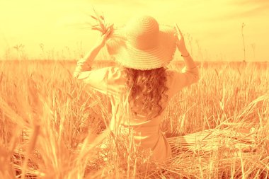 arkadan hasır şapka mutluluk görünümü / arkadan kız yaz görünümü, mutluluk genç güzel kavramı