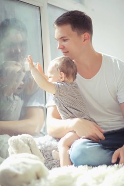 omuzlarında bebek baba / aile bakımı babalık, baba ve oğul, aile mutluluğu yürüyüş