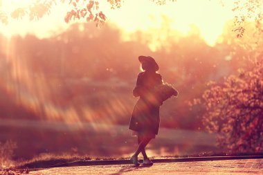 güneş günbatımı siluet şapka kız / model bir yaz akşam elbisesi, güneş siluet güzel bir tam uzunlukta model