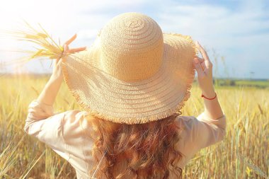 arkadan hasır şapka mutluluk görünümü / arkadan kız yaz görünümü, mutluluk genç güzel kavramı