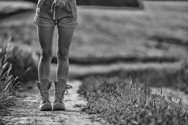 yaz trekking botlar kadın bacakları / alan kadın büyük ayakkabı kız anonim yürür