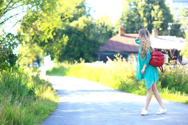 yaz girdaplar atlayan / parkta neşeli güzel model, kısa bir etek yaz bakmak, bacaklar