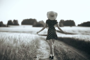 arkadan hasır şapka mutluluk görünümü / arkadan kız yaz görünümü, mutluluk genç güzel kavramı