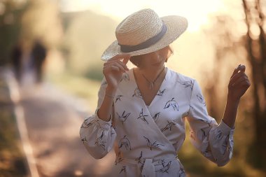 bir elbise yaz günü, mutluluk kadın genç model bir hasır şapka mutlu romantik kız