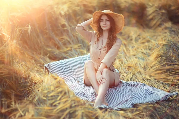 Sommerporträt Eines Mädchens Mit Strohhut Auf Einem Feld Landschaft Einem — Stockfoto